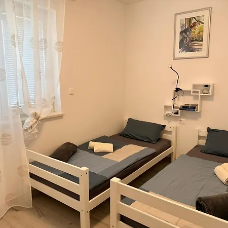 Panda - Free Parking Apartman Póla